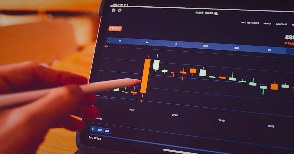 Dropshipping Başarı Stratejileri 2026: Karlı Bir Geleceğe Adım Atın - person analyzing financial graphs and data on a tablet