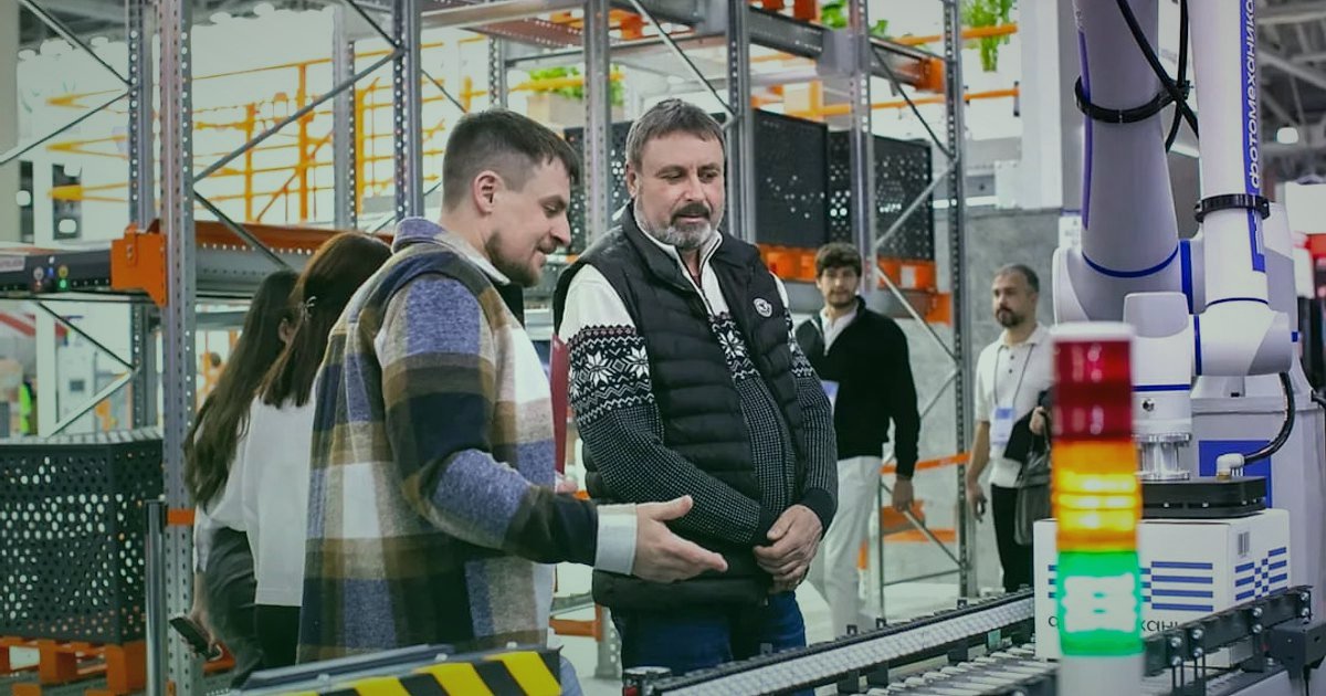 Dropshipping Başarı Stratejileri 2026: Karlı Bir Geleceğe Adım Atın - robotic arm sorting packages in a highly automated warehouse