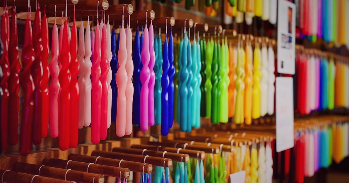 Dropshipping Başlangıç Rehberi 2026: Sıfırdan Zirveye Adımlar - diverse colorful product selection on shelves with magnifying glass