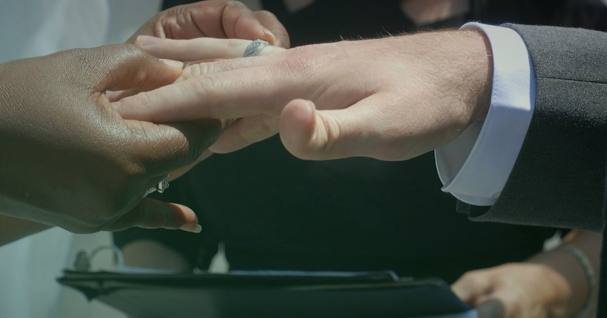 Dropshipping Başlangıç Rehberi 2026: Sıfırdan Zirveye Adımlar - close-up of hands shaking over a contract document