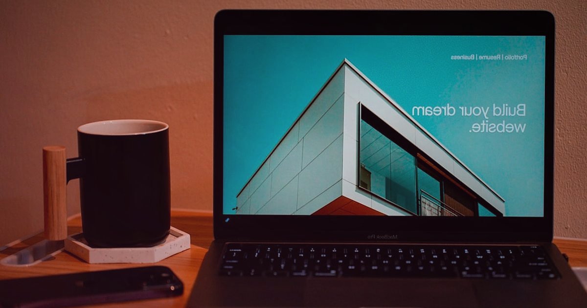 Dropshipping Başlangıç Rehberi 2026: Sıfırdan Zirveye Adımlar - clean modern website homepage design on laptop screen