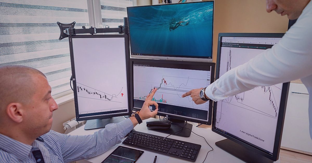 Dropshipping Başlangıç Rehberi 2026: Sıfırdan Zirveye Adımlar - person analyzing financial charts on multiple monitors