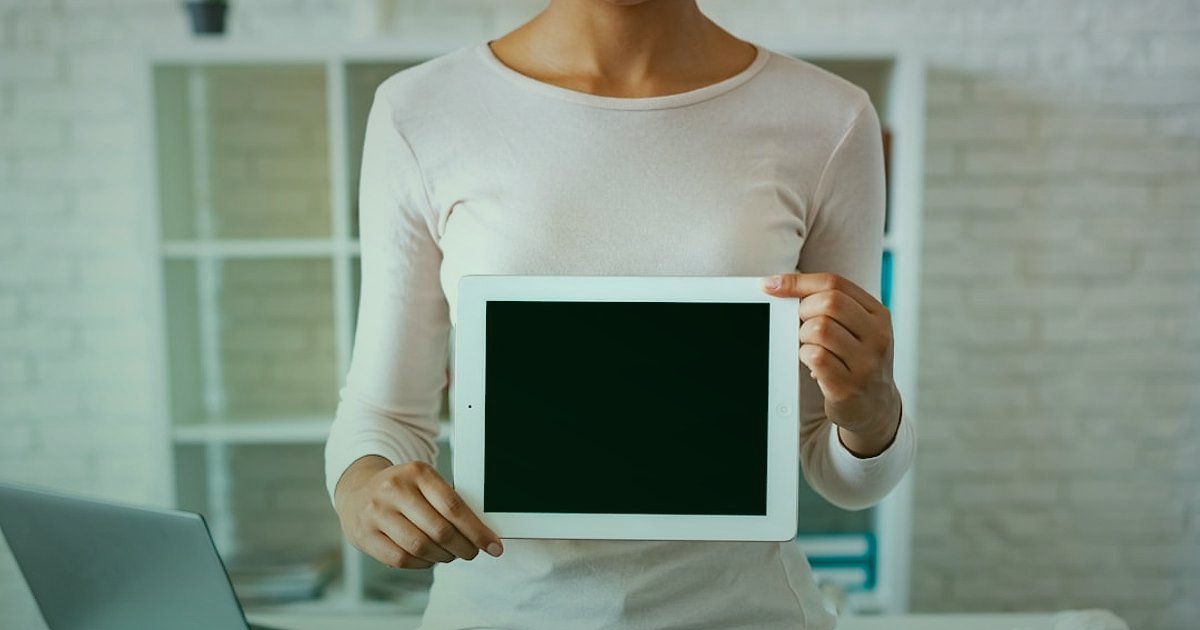 Dropshipping Başlangıç Rehberi 2026: Stoksuz Satışla Dijital Dünyada Yükselin! - Young woman smiling holding a tablet displaying online store analytics
