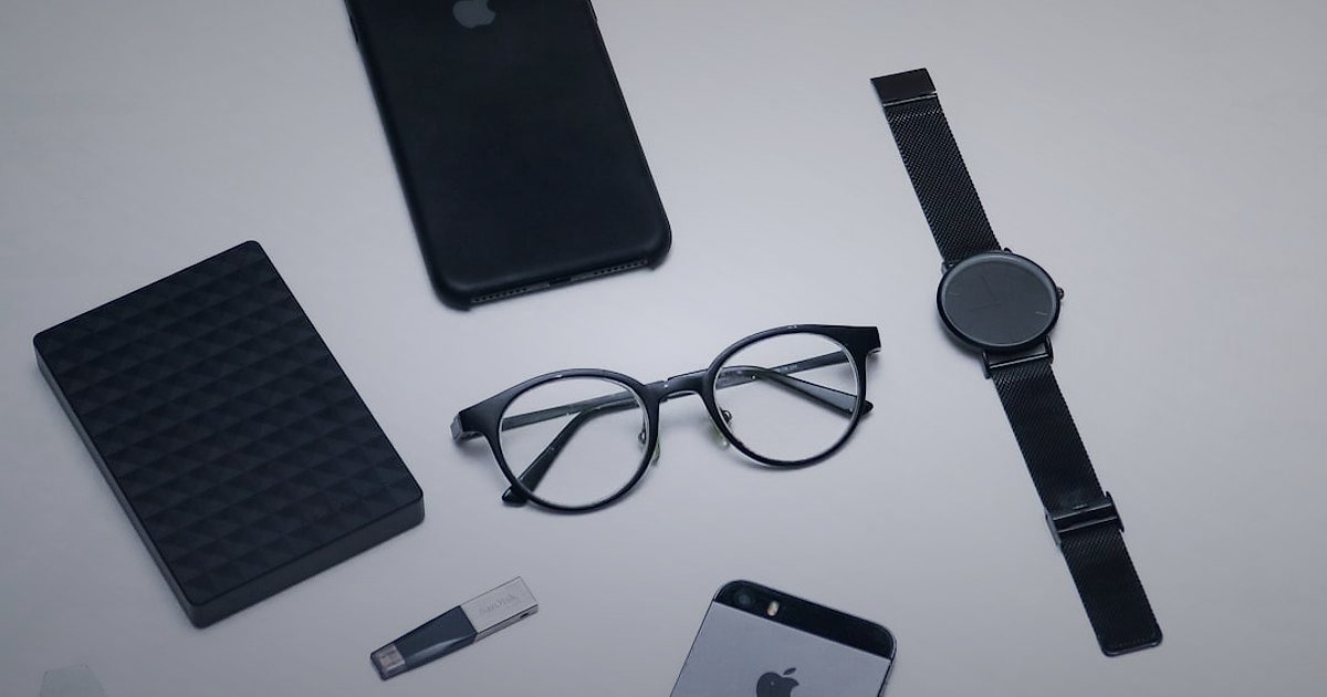 Dropshipping Başlangıç Rehberi 2026: Stoksuz Satışla Dijital Dünyada Yükselin! - Flat lay of various trending consumer electronics and fashion accessories