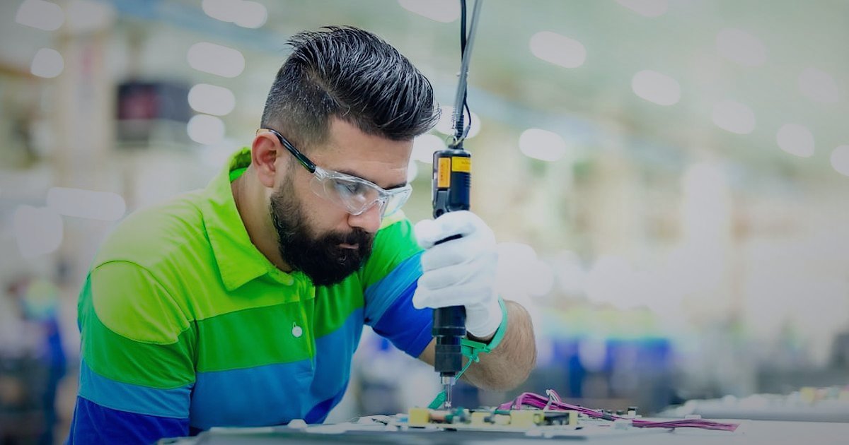 Dropshipping Başlangıç Rehberi 2026: Stoksuz Satışla Dijital Dünyada Yükselin! - Warehouse worker carefully inspecting a shipment of small electronic components