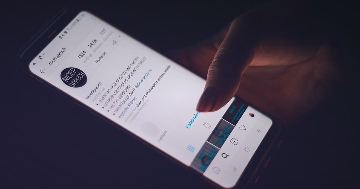 Dropshipping Başlangıç Rehberi 2026: Stoksuz Satışla Dijital Dünyada Yükselin! - Person using a smartphone to browse social media feeds with targeted ads visible