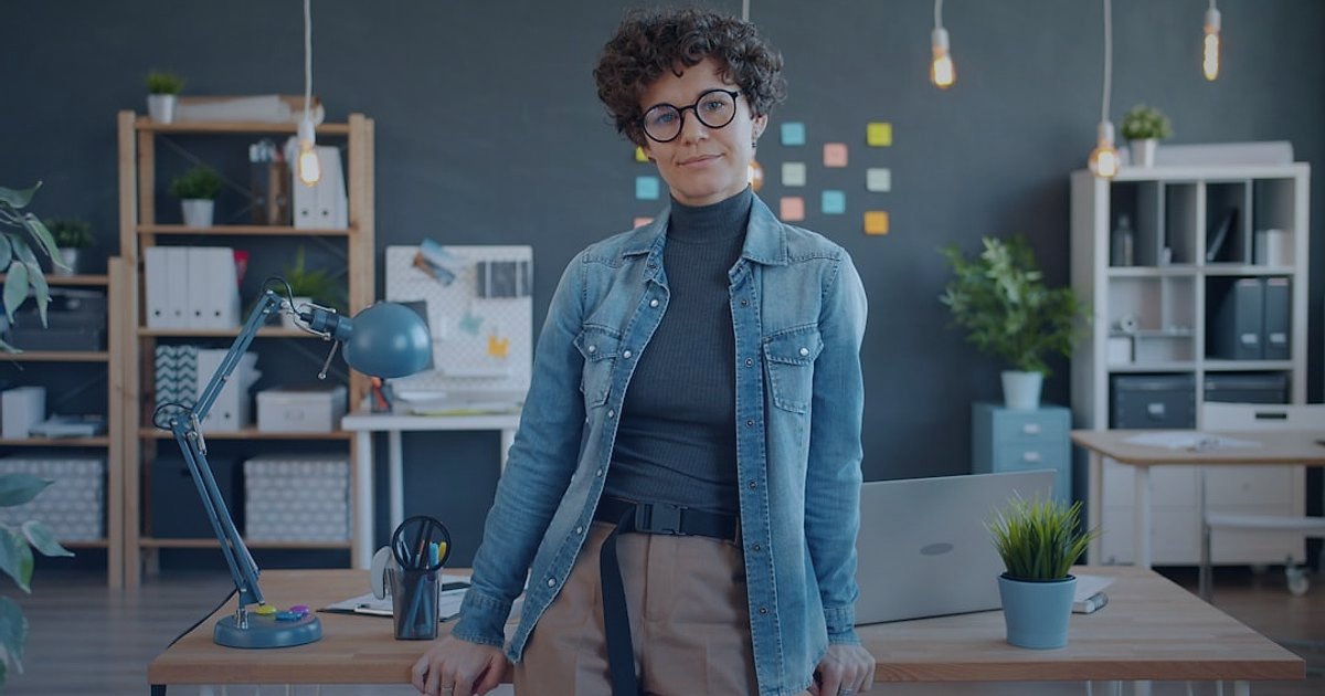 Dropshipping Başlangıç Rehberi 2026: Stoksuz Satışla Dijital Dünyada Yükselin! - Customer service representative calmly talking on a headset in a modern office setting