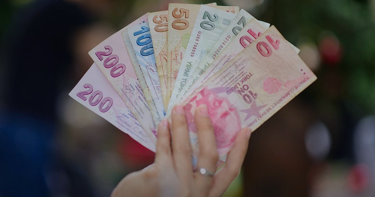 Dropshipping Başlangıç Rehberi 2026: Stoksuz Satışla Dijital Dünyada Yükselin! - Close-up of hands counting Turkish Lira banknotes and coins on a desk