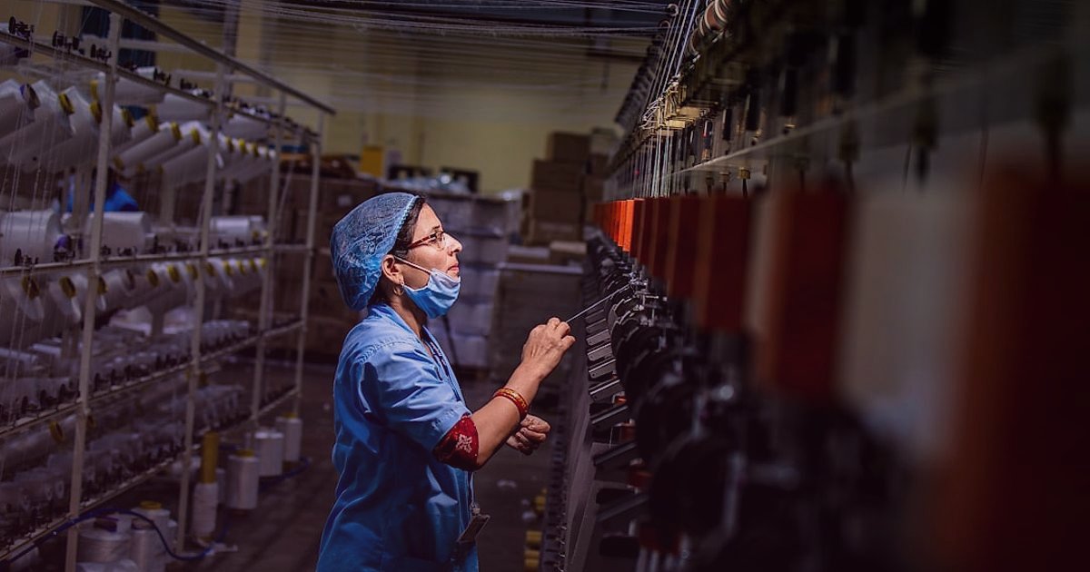 Dropshipping Başlangıç Rehberi 2026: Stoksuz Satışla Hızla Başlayın! - warehouse worker checking inventory with barcode scanner
