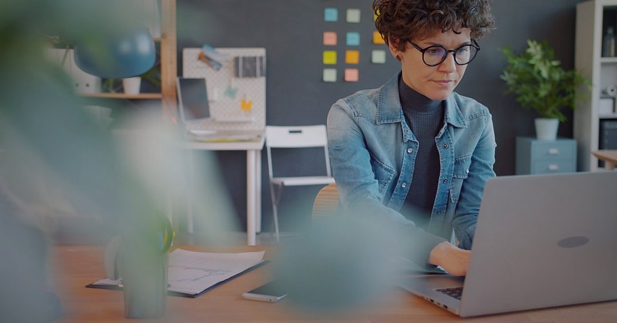 Dropshipping Başlangıç Rehberi 2026: Stoksuz Satışla Hızla Başlayın! - person designing website on laptop computer in modern office