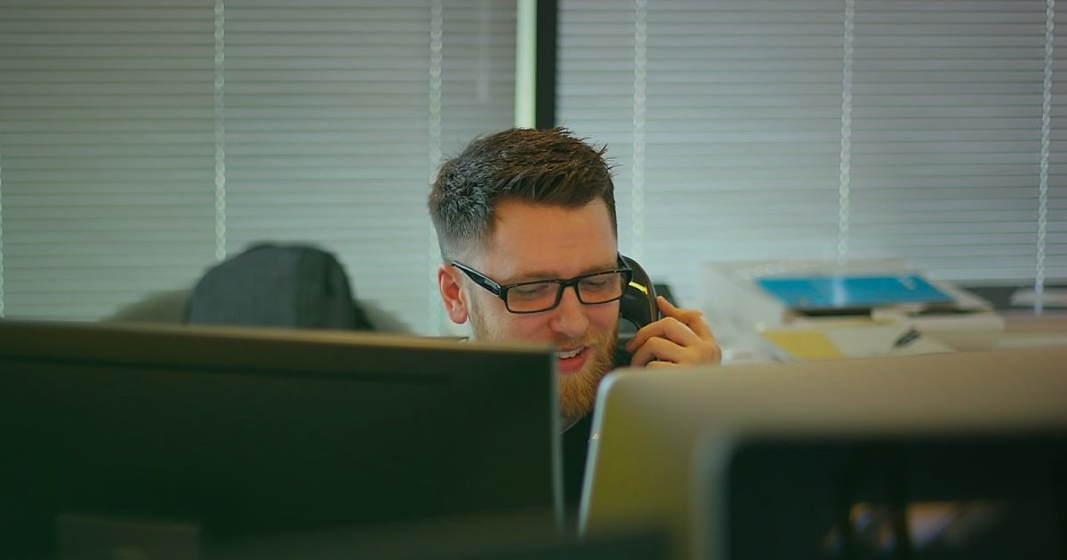 Dropshipping Başlangıç Rehberi 2026: Stoksuz Satışla Hızla Başlayın! - customer service representative assisting client over the phone