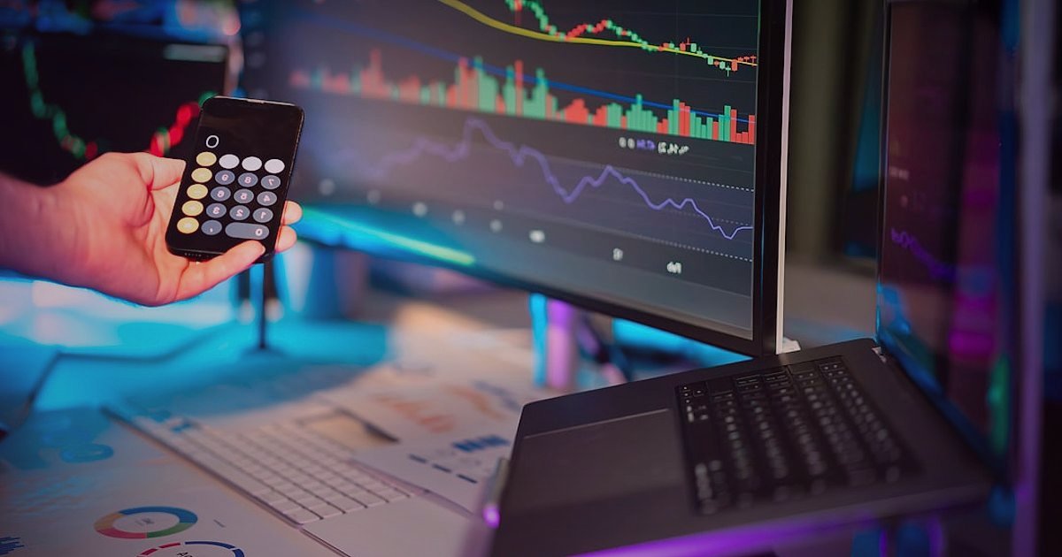 Dropshipping Başlangıç Rehberi 2026: Stoksuz Satışla Hızla Başlayın! - person analyzing financial charts on a desk with laptop