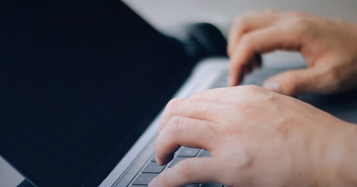 Dropshipping Başlangıç Rehberi 2026: Stoksuz Satışla Kârınızı Maksimize Edin - close-up shot of a person's hands typing on a modern laptop keyboard