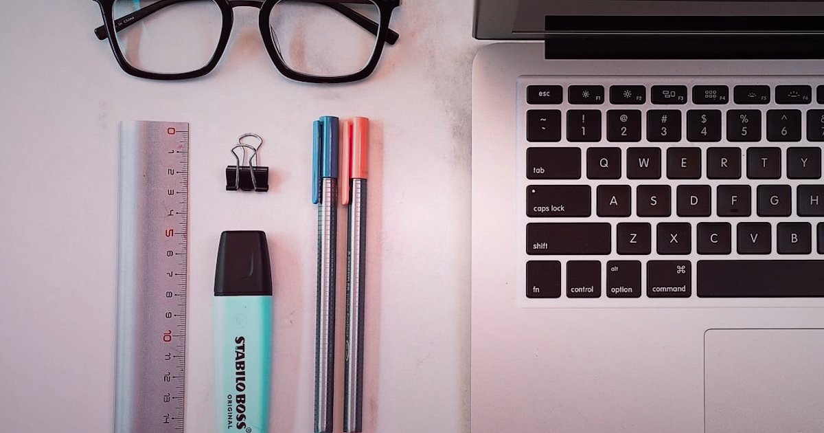 Dropshipping Başlangıç Rehberi 2026: Stoksuz Satışla Kârınızı Maksimize Edin - overhead view of a desk with a laptop, notebook, and various stationery items