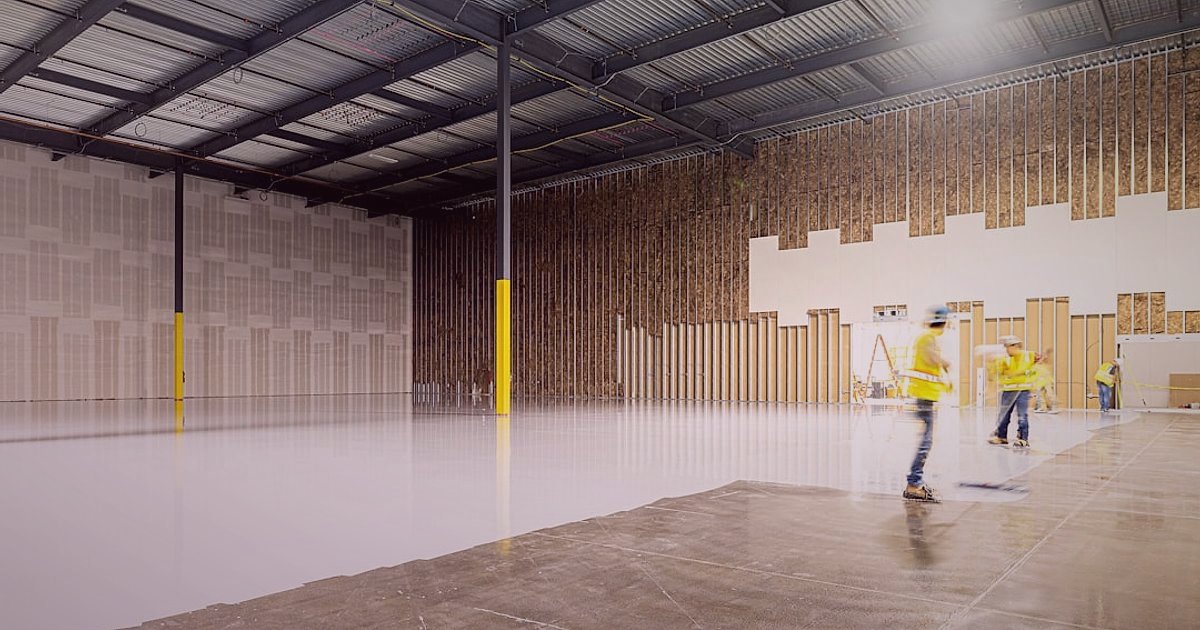 Dropshipping Başlangıç Rehberi 2026: Stoksuz Satışla Kârınızı Maksimize Edin - warehouse interior with organized shelves and a forklift in the background