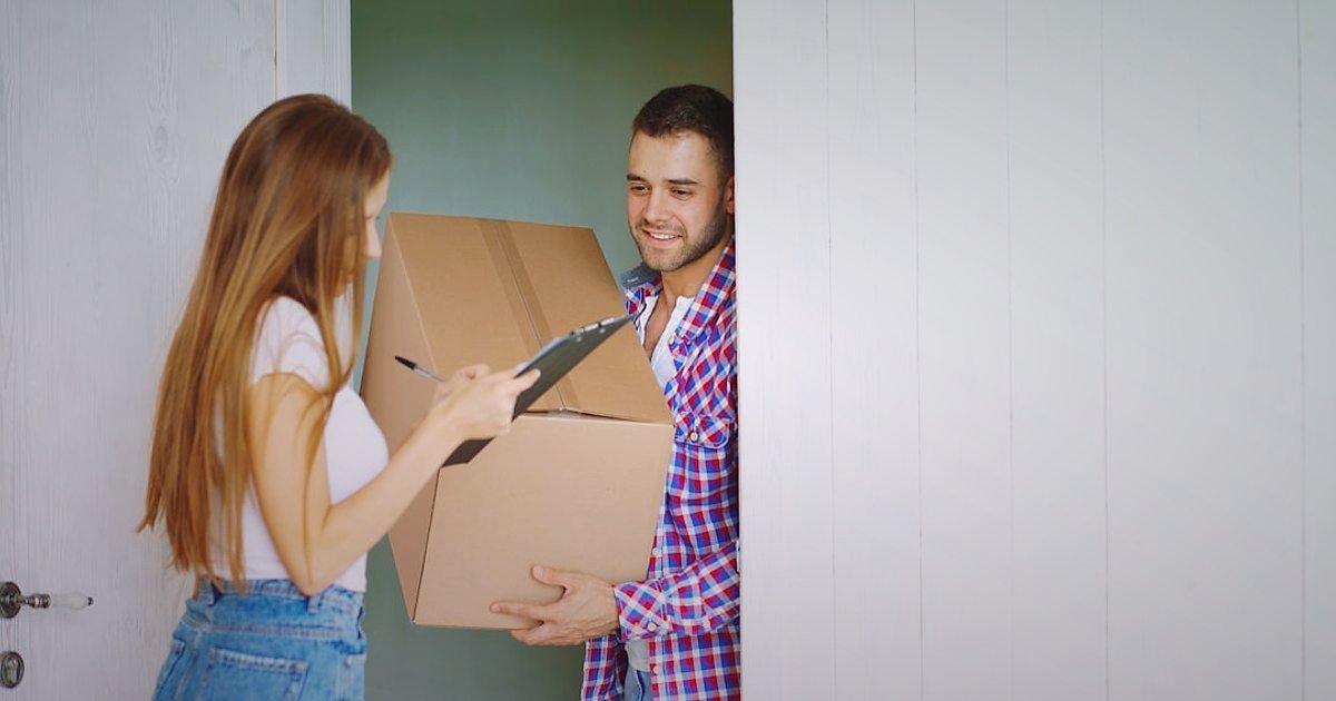 Dropshipping Başlangıç Rehberi 2026: Stoksuz Satışla Kârınızı Maksimize Edin - delivery person handing a package to a smiling customer at their doorstep