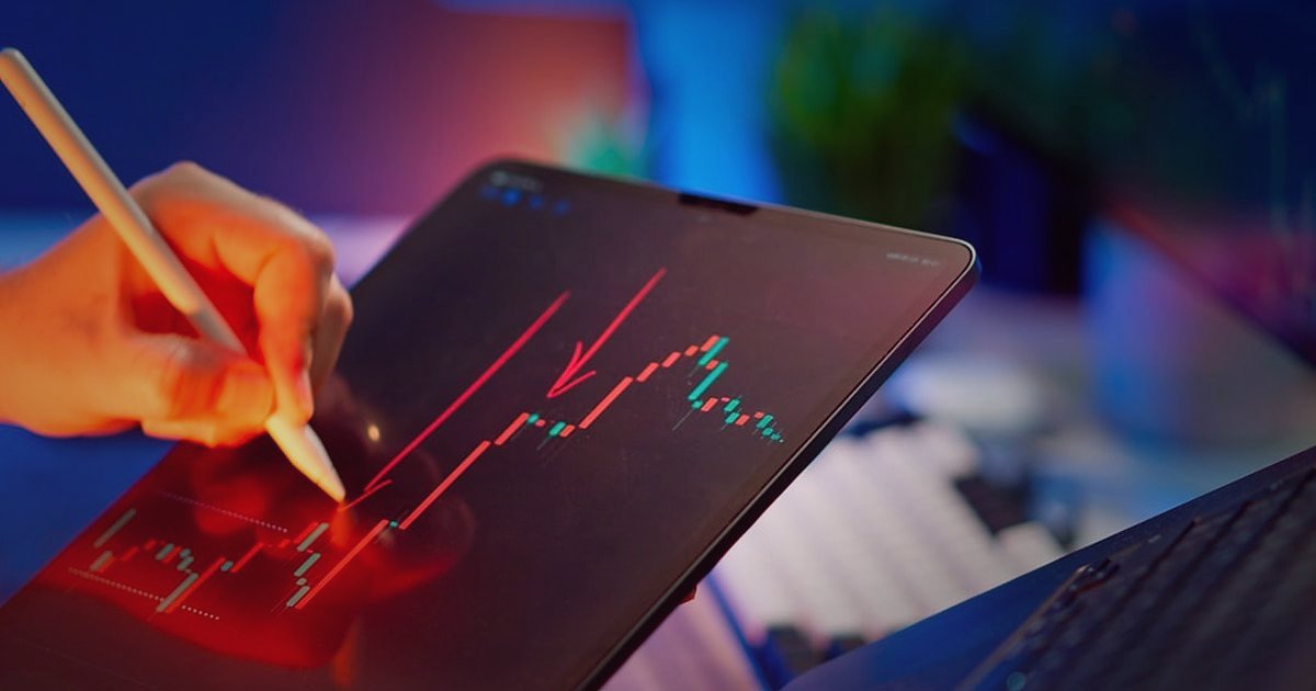 Dropshipping Başlangıç Rehberi 2026: Stoksuz Satışla Kârınızı Maksimize Edin - person analyzing financial charts and graphs on a computer screen