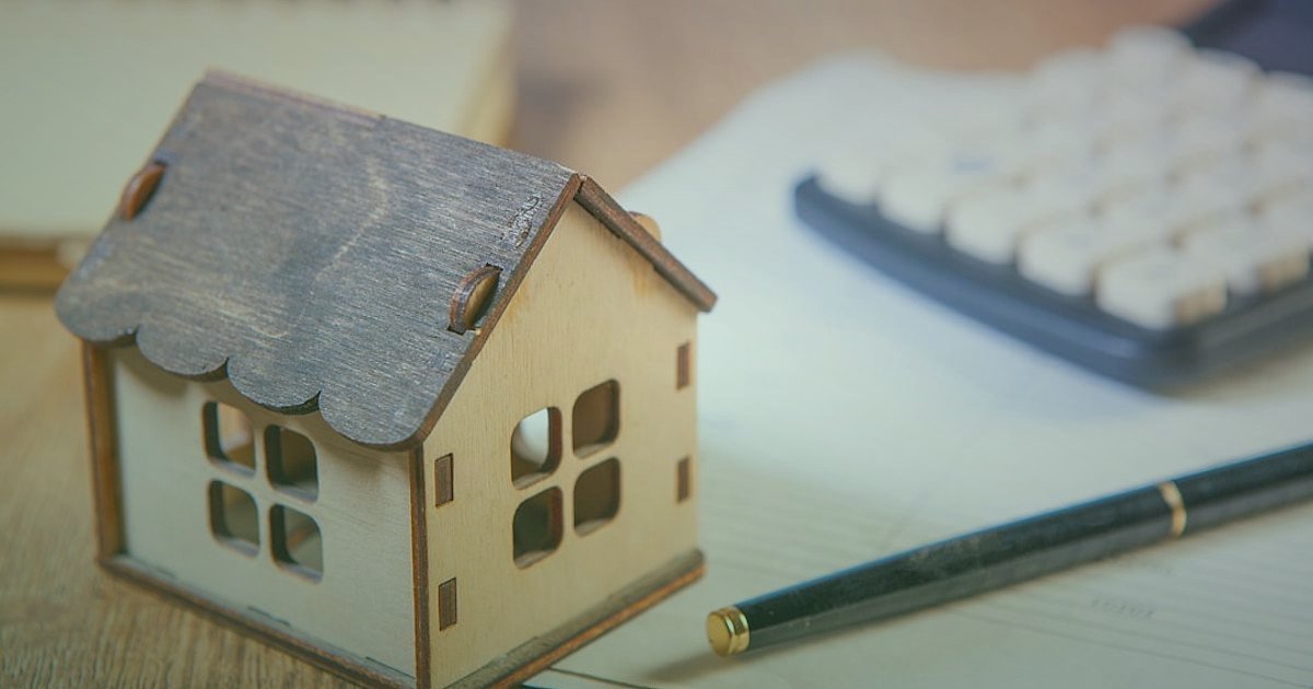 Dropshipping Başlangıç Rehberi 2026: Stoksuz Satışla Kârınızı Maksimize Edin - legal documents and a calculator on a wooden desk
