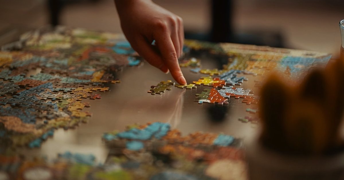 Dropshipping Bayiliği Nedir? 2026'da Kimler Başvurabilir? Detaylı Rehber - overhead view of diverse hands assembling a jigsaw puzzle on a wooden table