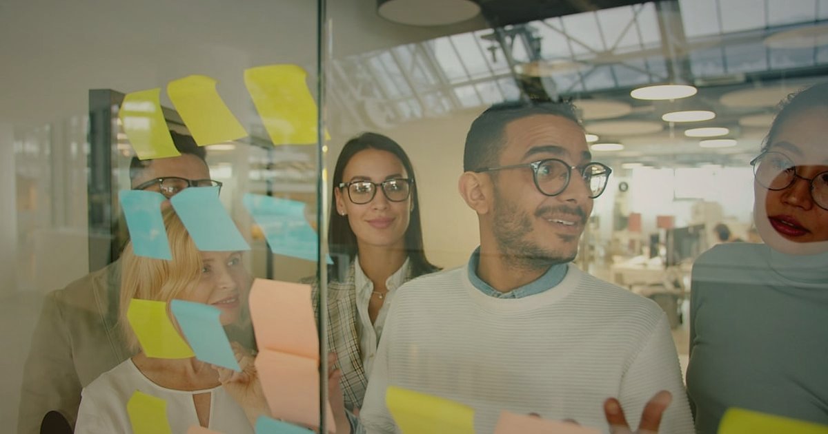 Dropshipping Bayiliği Nedir? 2026'da Kimler Başvurabilir? Detaylı Rehber - diverse group of people in a modern co-working space brainstorming
