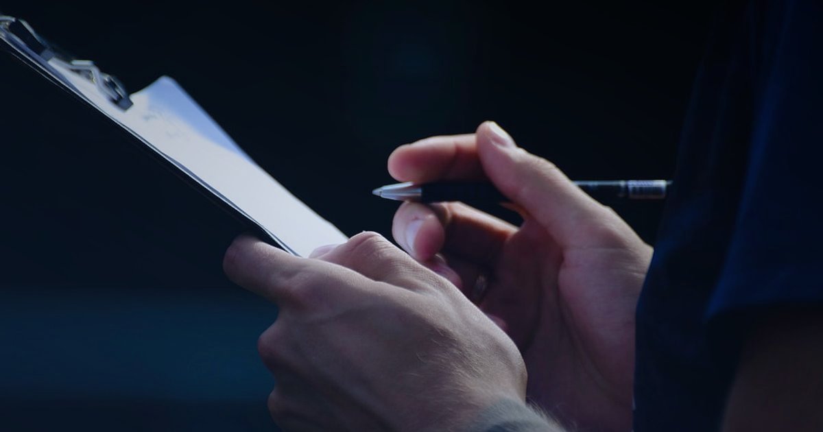 Dropshipping Bayiliği Nedir? 2026'da Kimler Başvurabilir? Detaylı Rehber - person filling out a form on a clipboard with a pen