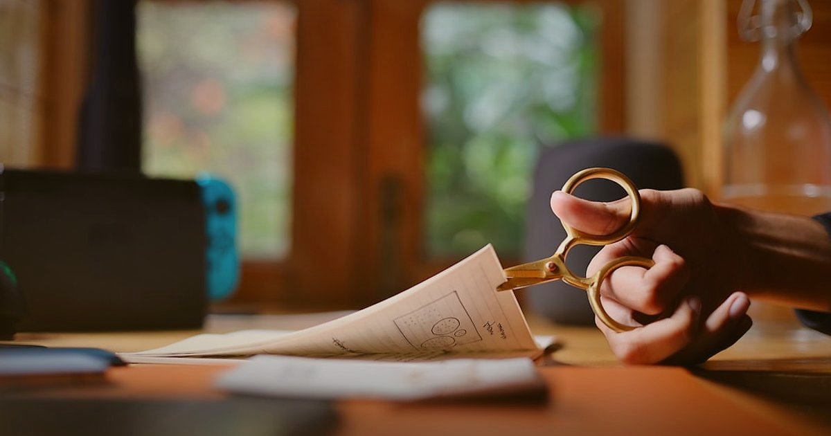Dropshipping Bayiliği Nedir? 2026'da Kimler Başvurabilir? Detaylı Rehber - close-up of a magnifying glass examining a contract document