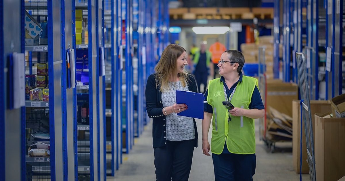Dropshipping Bayiliği Nedir? 2026'da Kimler Başvurabilir? Detaylı Rehber - split screen showing a busy warehouse on one side and a person working from a laptop on the other