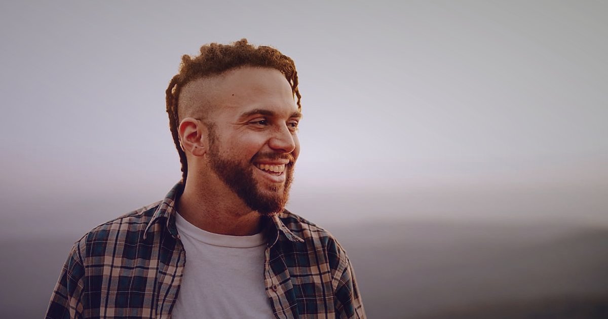 Dropshipping Bayiliği Nedir? 2026'da Kimler Başvurabilir? Detaylı Rehber - person smiling and looking confidently towards a bright horizon