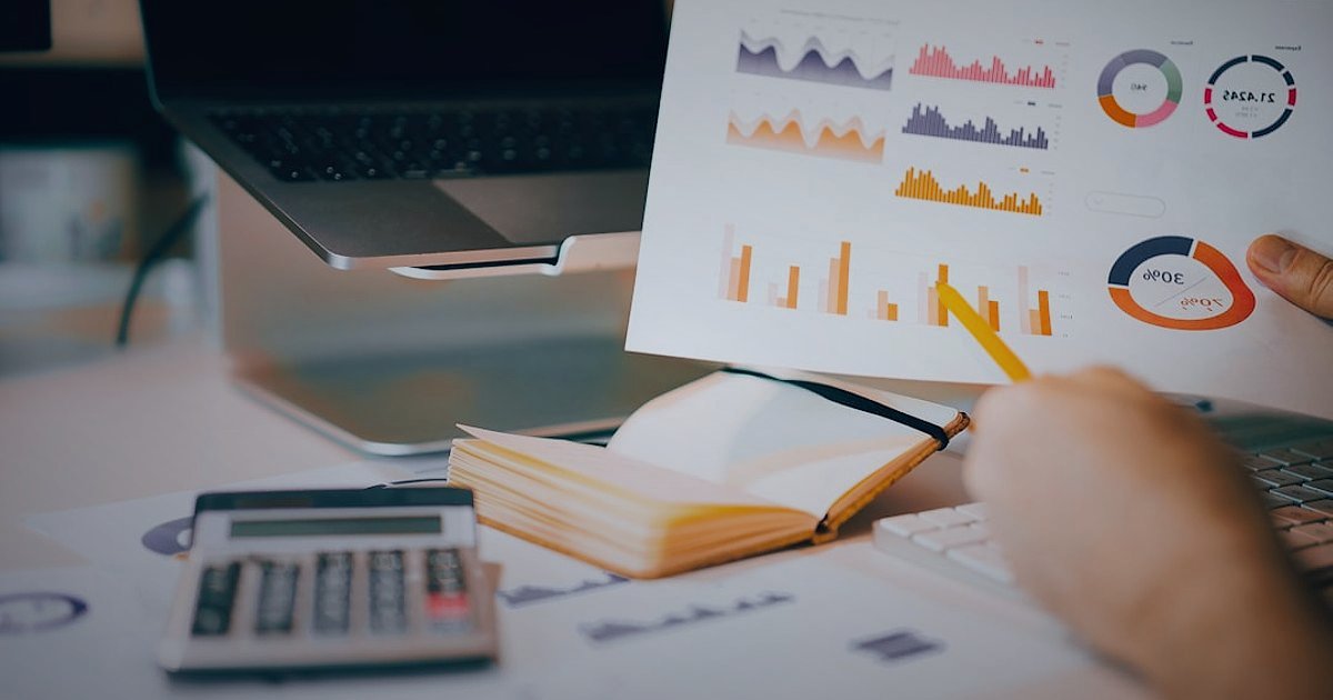 Dropshipping Bayilik Nasıl Alınır? 2026 Şartları ve Firmalar - entrepreneur analyzing sales charts laptop desk