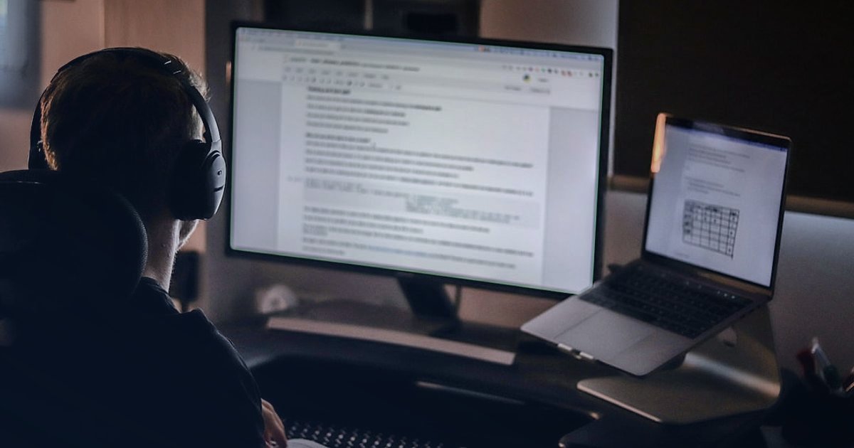 Dropshipping Bayilik Nasıl Alınır? 2026 Şartları ve Firmalar - person filling out online application form computer screen