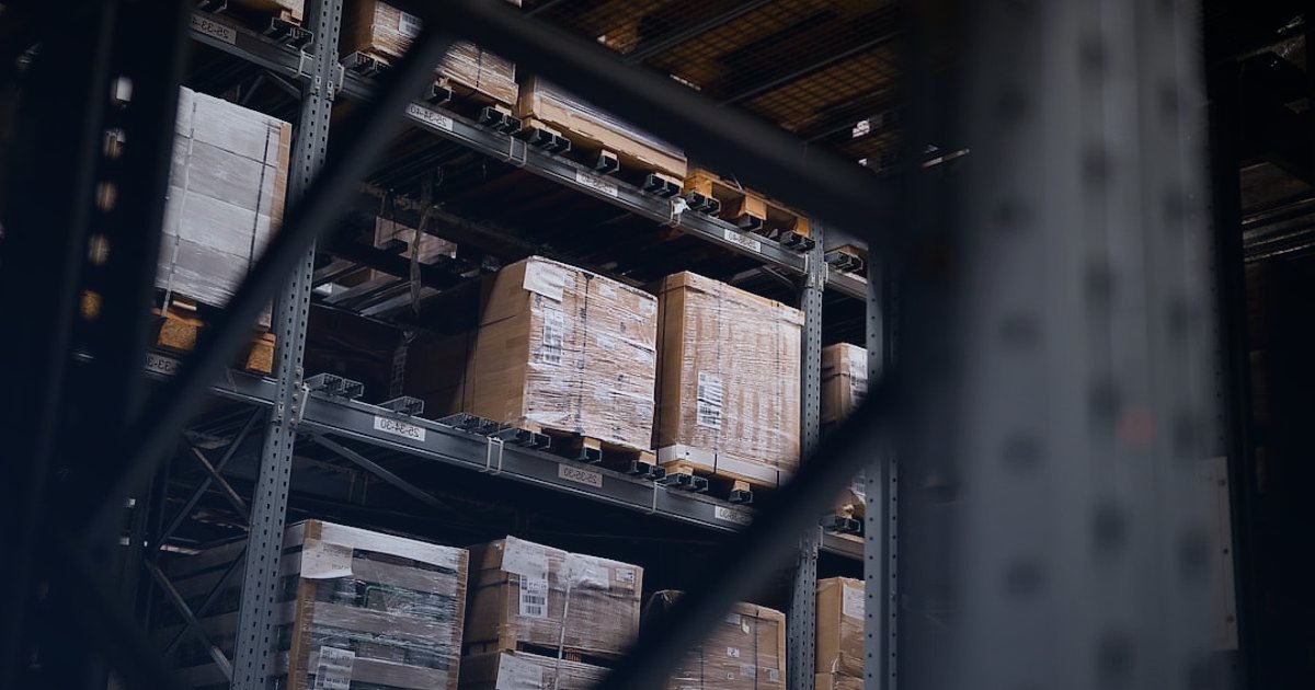 Dropshipping Bayilik Nasıl Alınır? 2026 Şartları ve Firmalar - diverse product shelves in a large wholesale warehouse