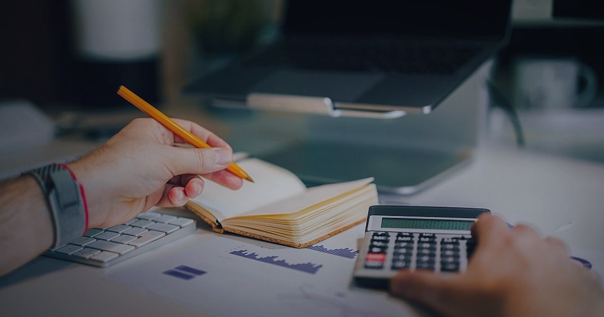 Dropshipping Bayilik Nasıl Alınır? 2026 Şartları ve Firmalar - person calculating profit margins on spreadsheet