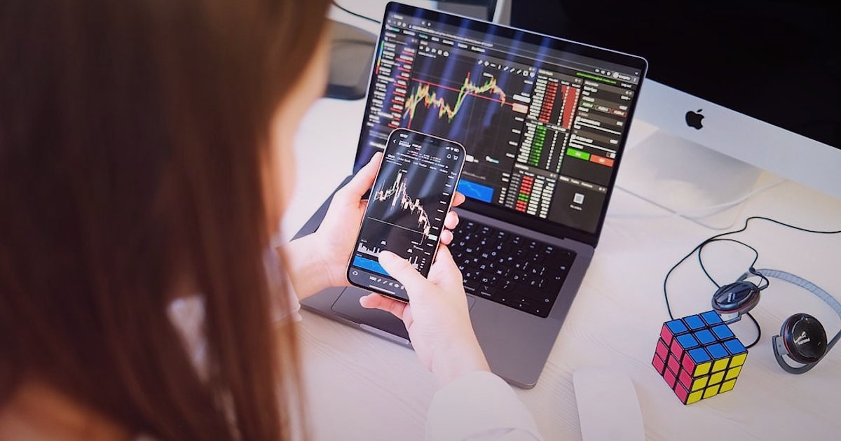 Dropshipping Büyüme Fırsatları 2026: Karlı Bir E-Ticaret İmparatorluğu Kurun - woman analyzing market research data laptop screen