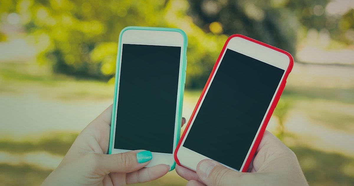 Dropshipping Firmaları ve Siteleri 2026: Güvenilir Platform Seçimi - Diverse hands holding smartphones displaying e-commerce apps