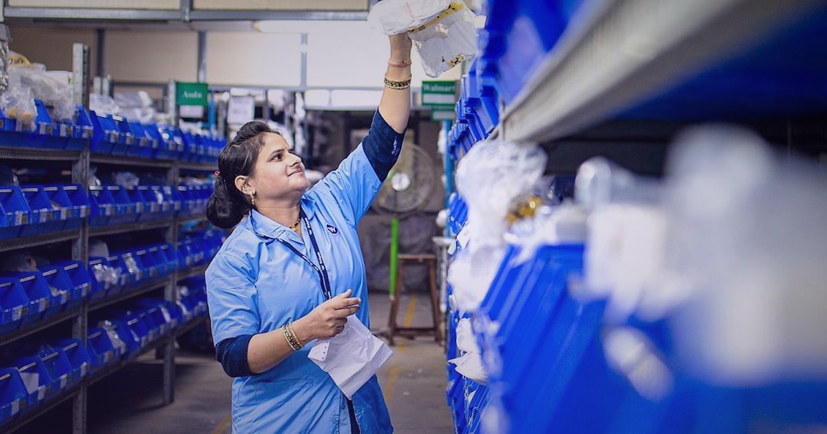 Dropshipping Firmaları ve Siteleri 2026: Güvenilir Platform Seçimi - Close-up of a person examining a product's quality control tag