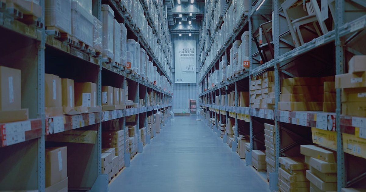 Dropshipping Firmaları ve Siteleri 2026: Güvenilir Platform Seçimi - Split view of a warehouse interior and a dashboard with sales analytics