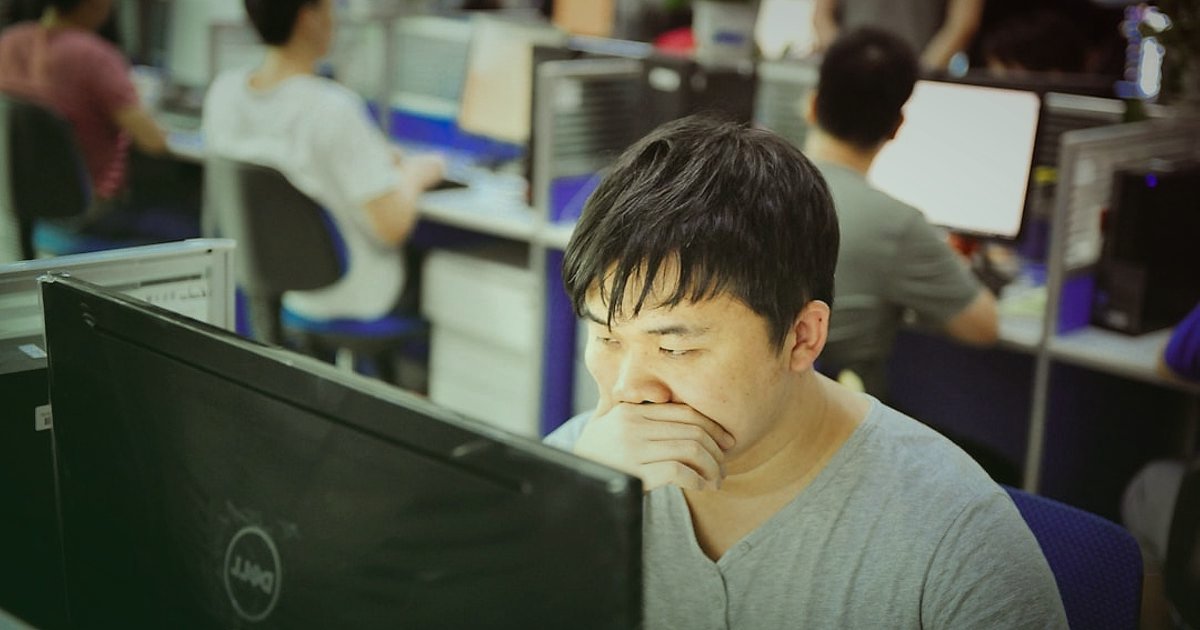 Dropshipping Firmaları ve Siteleri 2026: Güvenilir Platform Seçimi - Person frowning at a computer screen with error messages