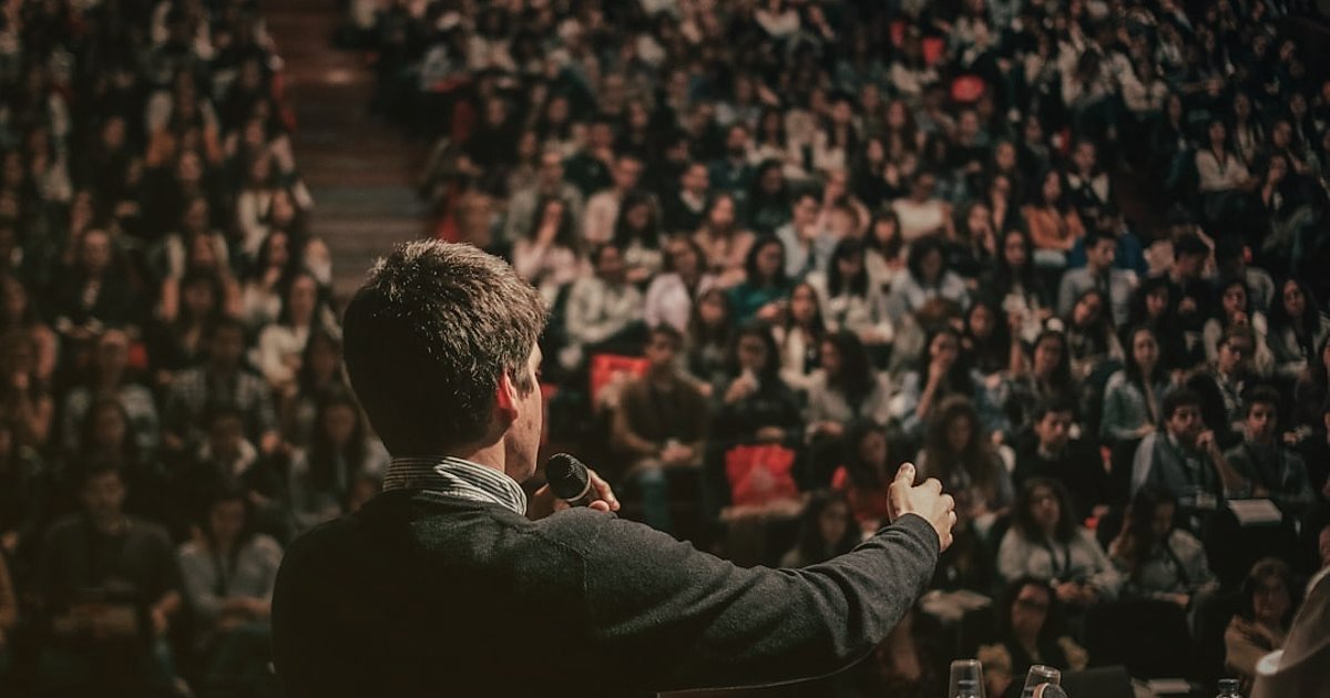 Dropshipping Firmaları ve Siteleri 2026: Güvenilir Platform Seçimi - Person speaking at a podium addressing an audience
