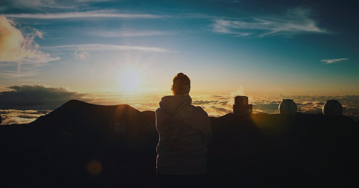 Dropshipping Firmaları ve Siteleri 2026: Güvenilir Platform Seçimi - A person standing on a mountaintop, looking at a sunrise