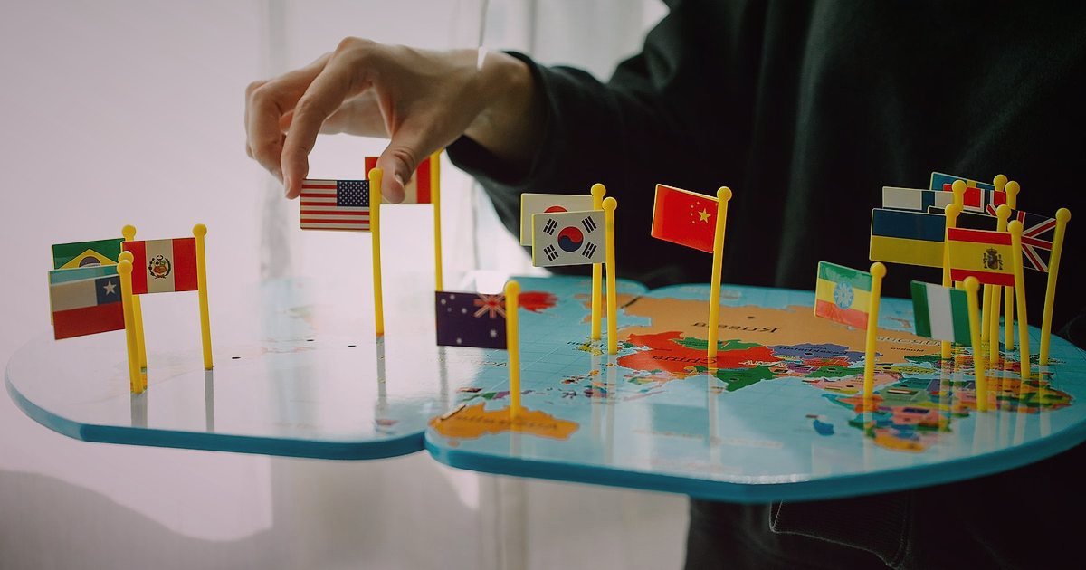 Dropshipping From Turkey: 2026'da Küresel Pazarda Başarıya Ulaşın! - global map with Turkish flag pin e-commerce parcels