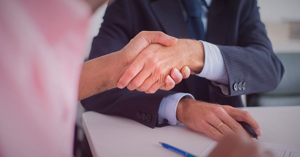 Dropshipping From Turkey: 2026'da Küresel Pazarda Başarıya Ulaşın! - business partners shaking hands in a modern factory setting