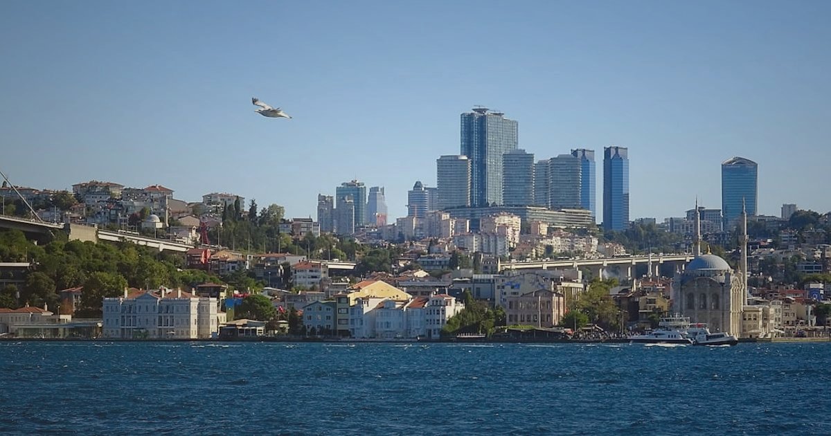 Dropshipping From Turkey: 2026'da Küresel Pazarda Başarıya Ulaşın! - drone delivering small package over Istanbul skyline