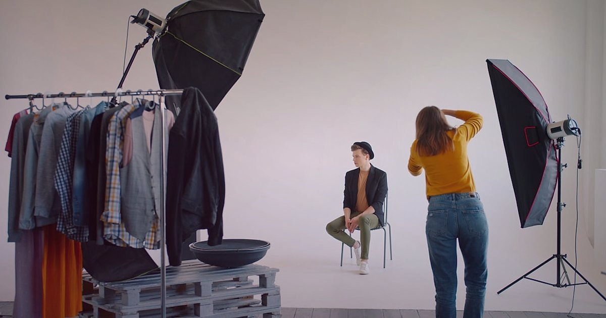 Dropshipping From Turkey: 2026'da Küresel Pazarda Başarıya Ulaşın! - social media influencer showcasing Turkish made apparel in studio