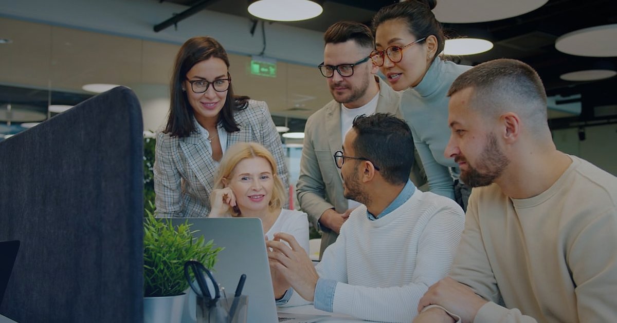 Dropshipping Geleceği 2026: Dijital Ticarette Yeni Ufuklar ve Öngörüler - diverse group of people collaborating around a digital interface