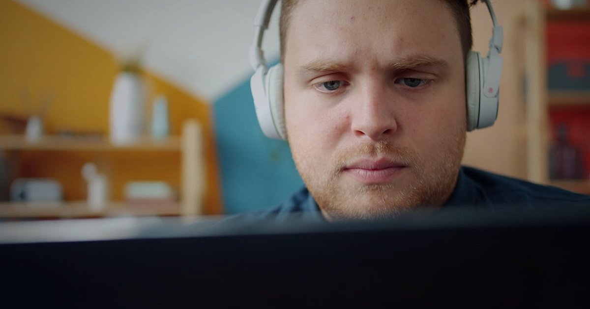 Dropshipping Hataları 2026: Başarısızlığa Yer Yok! Kapsamlı Rehber - confused man looking at online store analytics graph