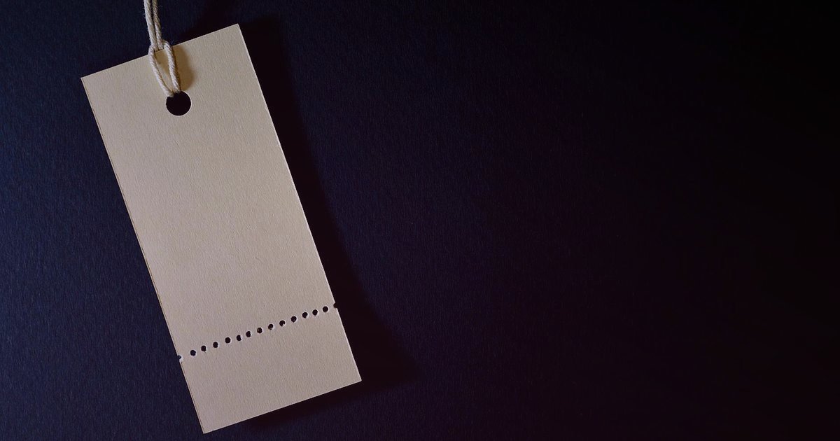 Dropshipping Hataları 2026: Başarısızlığa Yer Yok! Kapsamlı Rehber - magnifying glass over product catalog with price tags