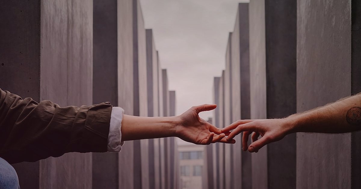 Dropshipping Hataları 2026: Başarısızlığa Yer Yok! Kapsamlı Rehber - hands shaking over contract with blurred warehouse background