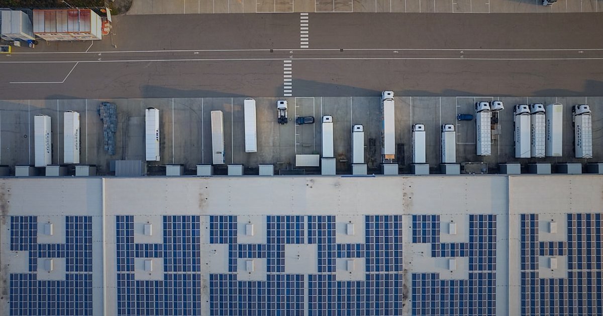 Dropshipping Hataları 2026: Başarısızlığa Yer Yok! Kapsamlı Rehber - busy warehouse loading dock with delivery trucks