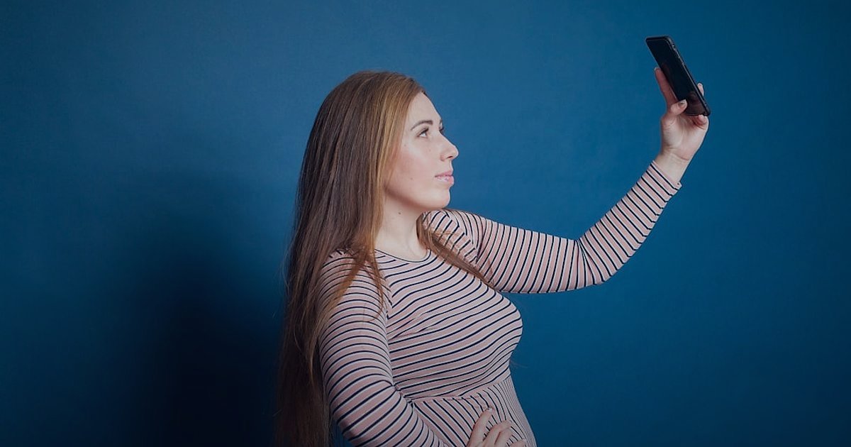 Dropshipping Hataları 2026: Başarısızlığa Yer Yok! Kapsamlı Rehber - woman using smartphone to browse social media ads