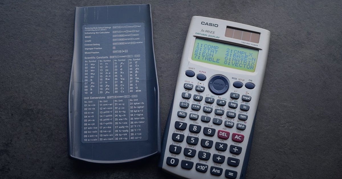 Dropshipping Hataları 2026: Başarısızlığa Yer Yok! Kapsamlı Rehber - person calculating expenses on a calculator with bills